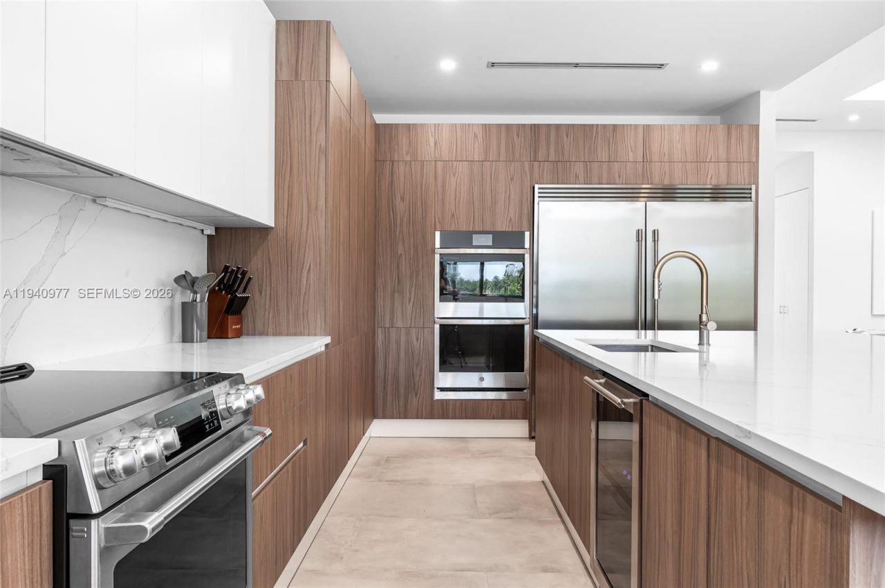 2560 NE 199th St , Miami, FL 33180 Photo