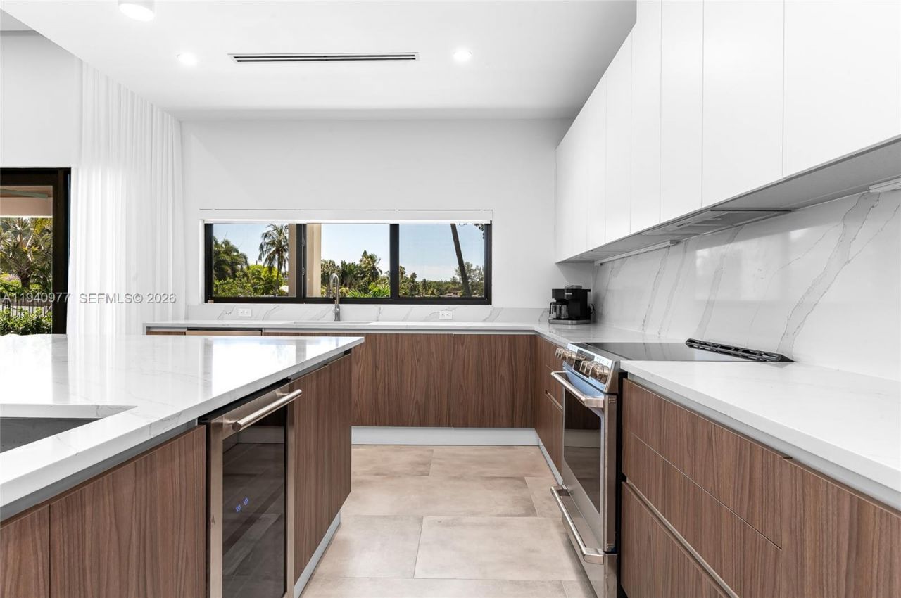 2560 NE 199th St , Miami, FL 33180 Photo