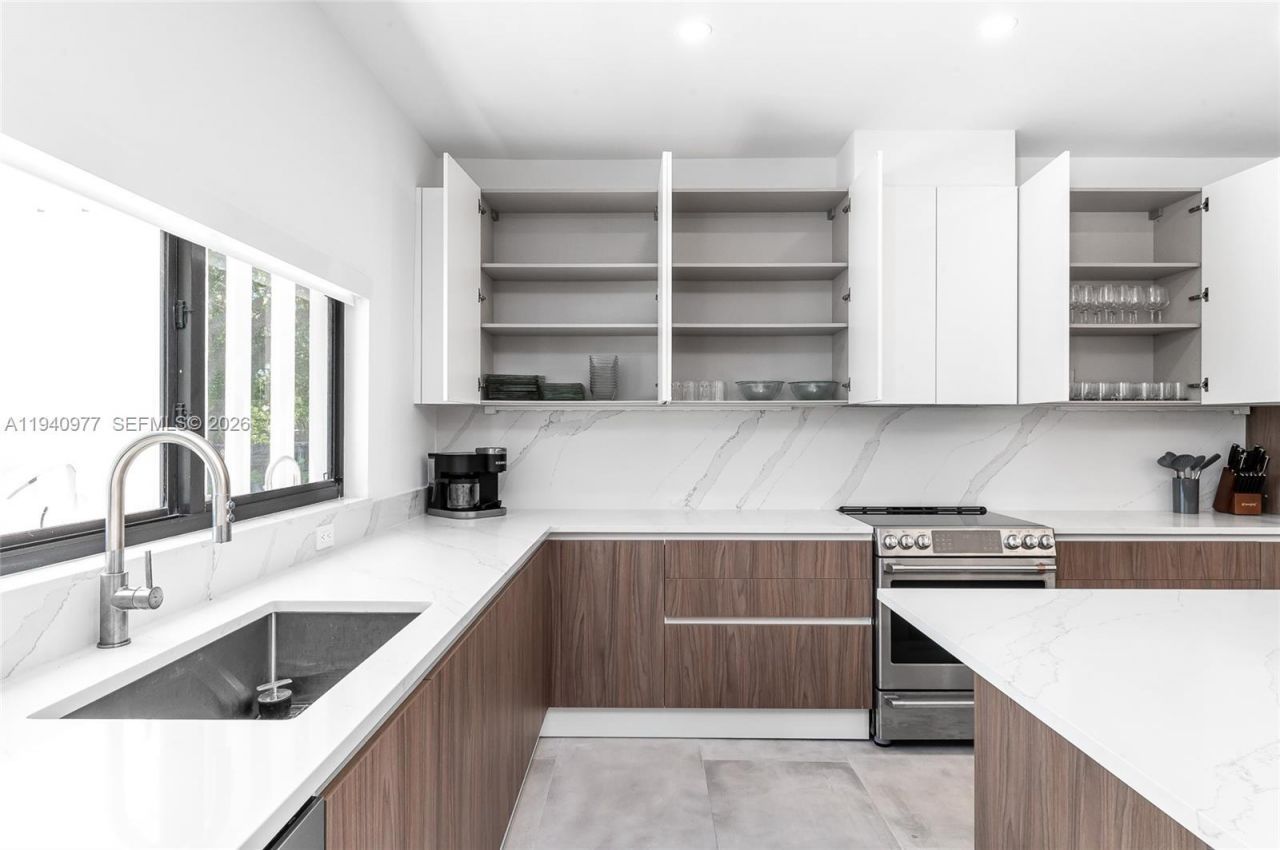 2560 NE 199th St , Miami, FL 33180 Photo