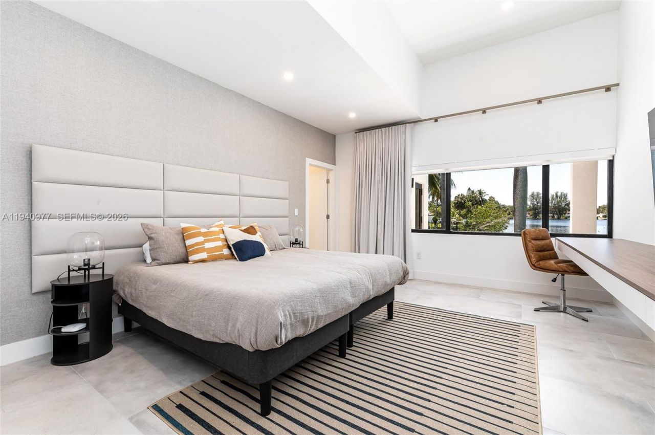 2560 NE 199th St , Miami, FL 33180 Photo