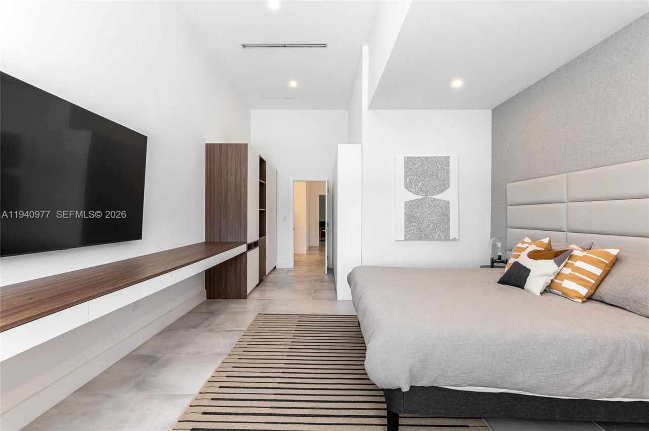 2560 NE 199th St , Miami, FL 33180 Photo