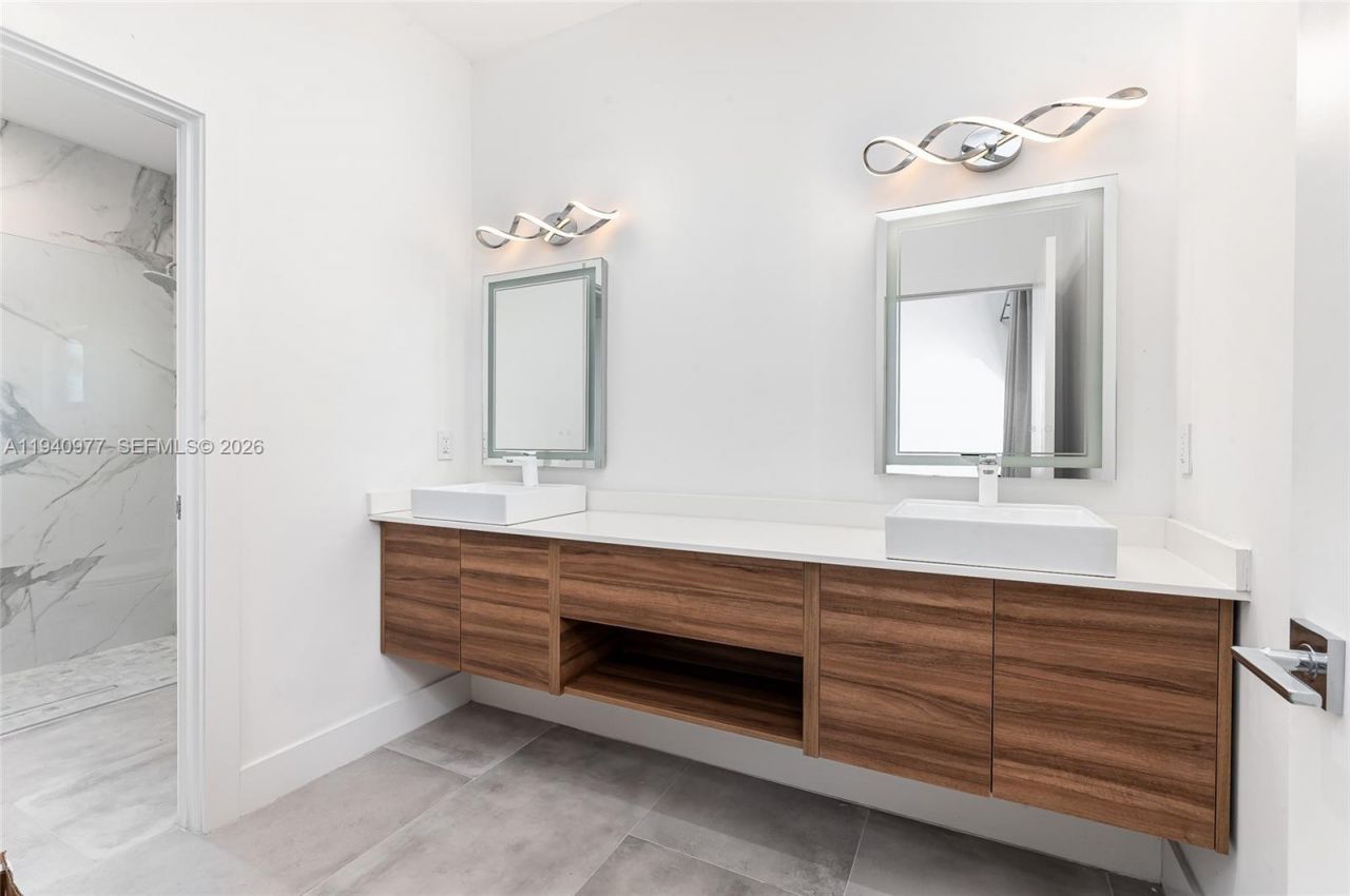 2560 NE 199th St , Miami, FL 33180 Photo