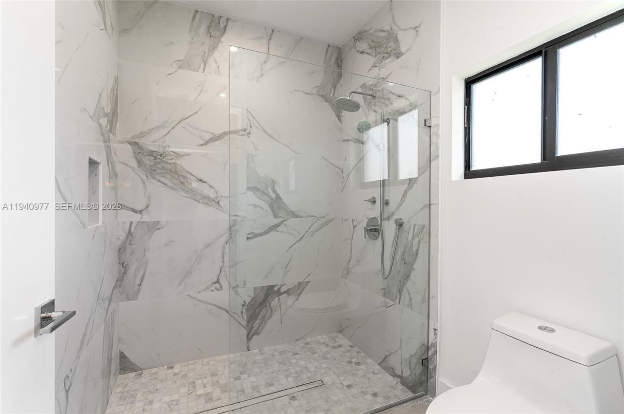 2560 NE 199th St , Miami, FL 33180 Photo