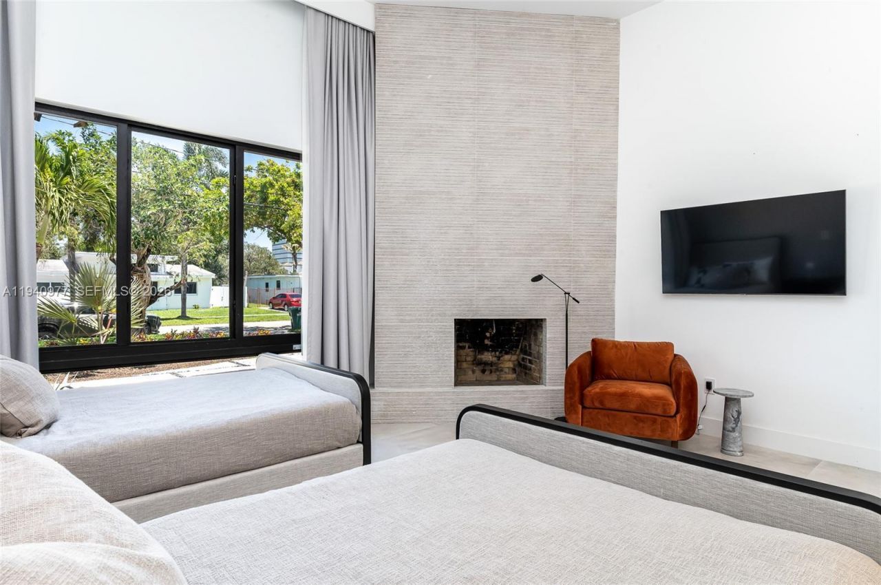 2560 NE 199th St , Miami, FL 33180 Photo