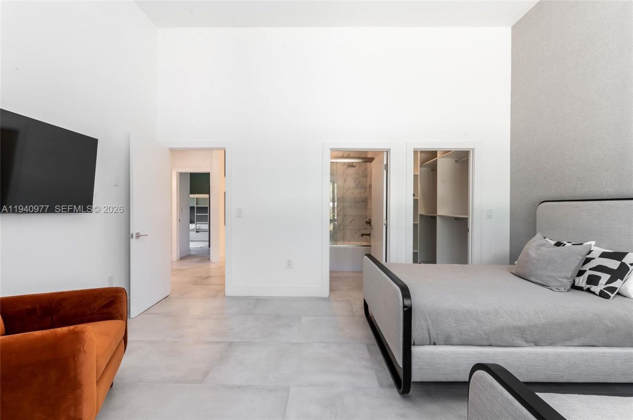 2560 NE 199th St , Miami, FL 33180 Photo