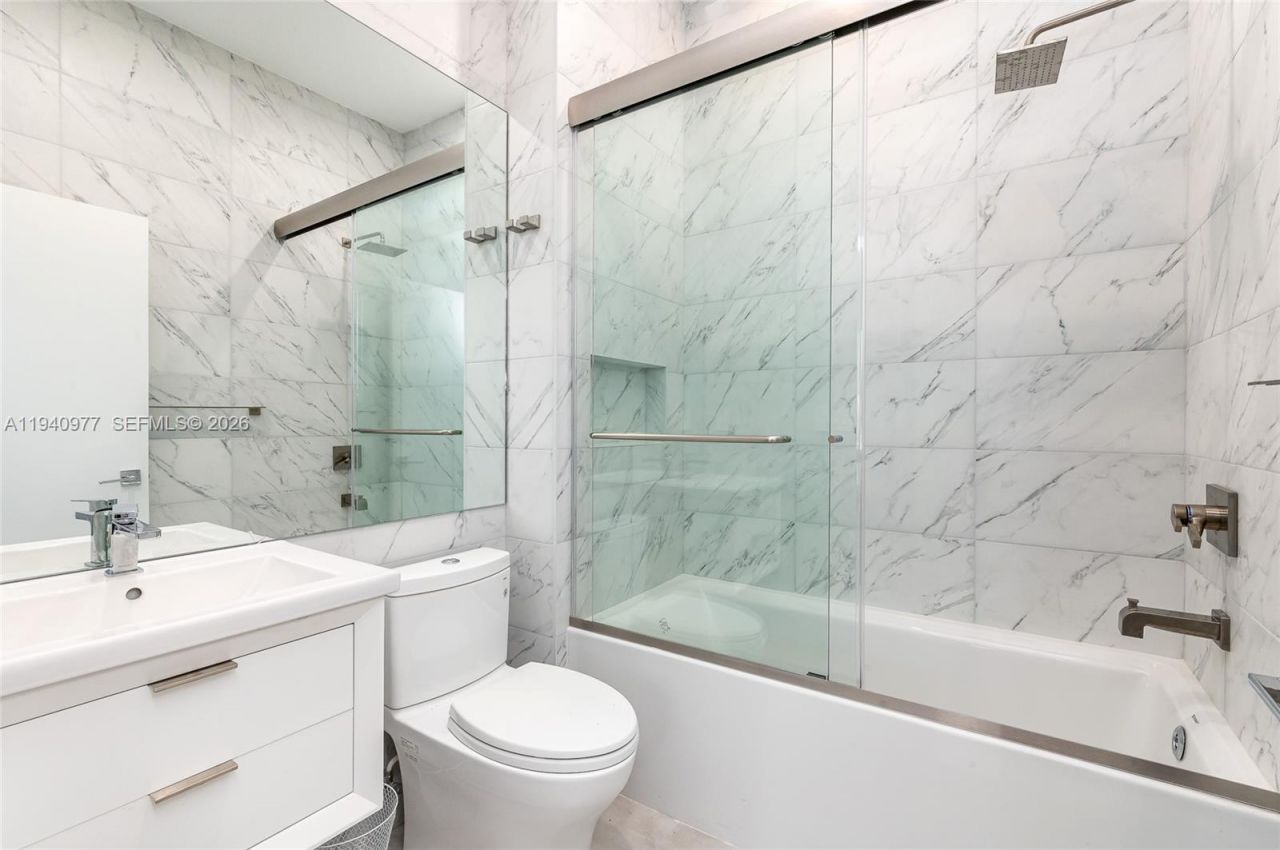 2560 NE 199th St , Miami, FL 33180 Photo