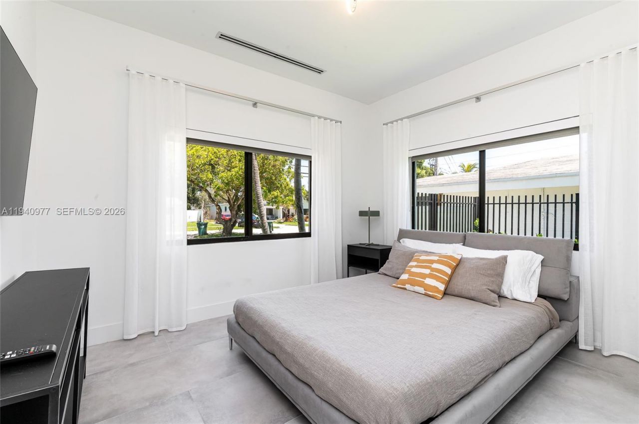 2560 NE 199th St , Miami, FL 33180 Photo