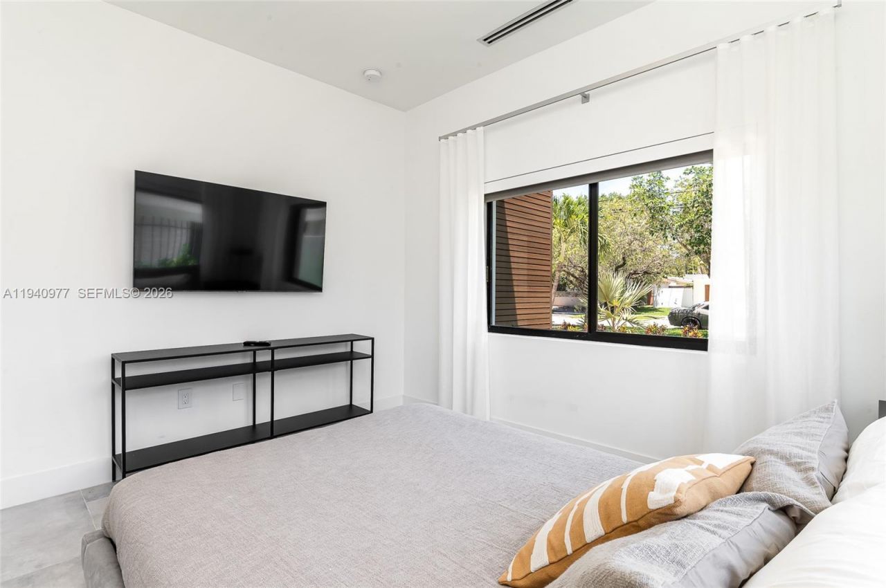 2560 NE 199th St , Miami, FL 33180 Photo