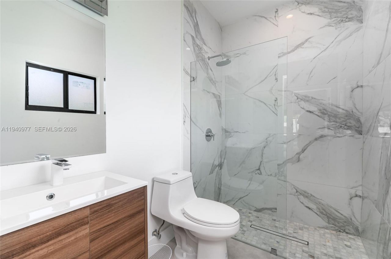 2560 NE 199th St , Miami, FL 33180 Photo