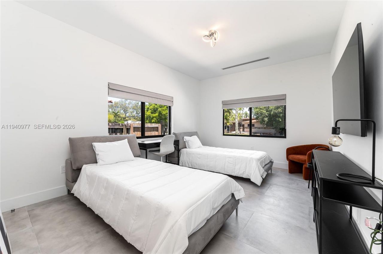 2560 NE 199th St , Miami, FL 33180 Photo