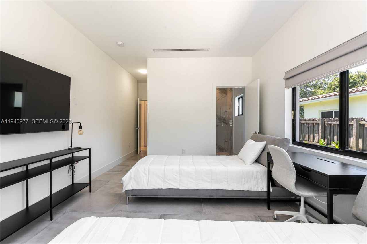 2560 NE 199th St , Miami, FL 33180 Photo