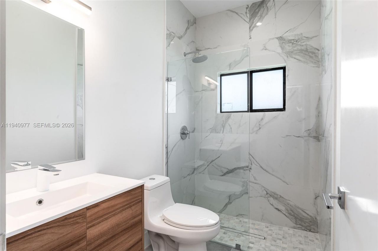 2560 NE 199th St , Miami, FL 33180 Photo