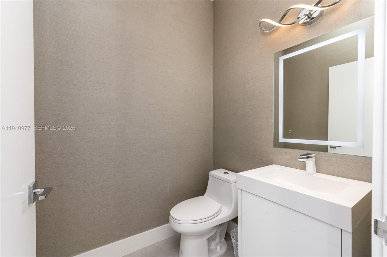 2560 NE 199th St , Miami, FL 33180 Photo