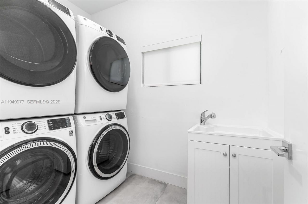 2560 NE 199th St , Miami, FL 33180 Photo