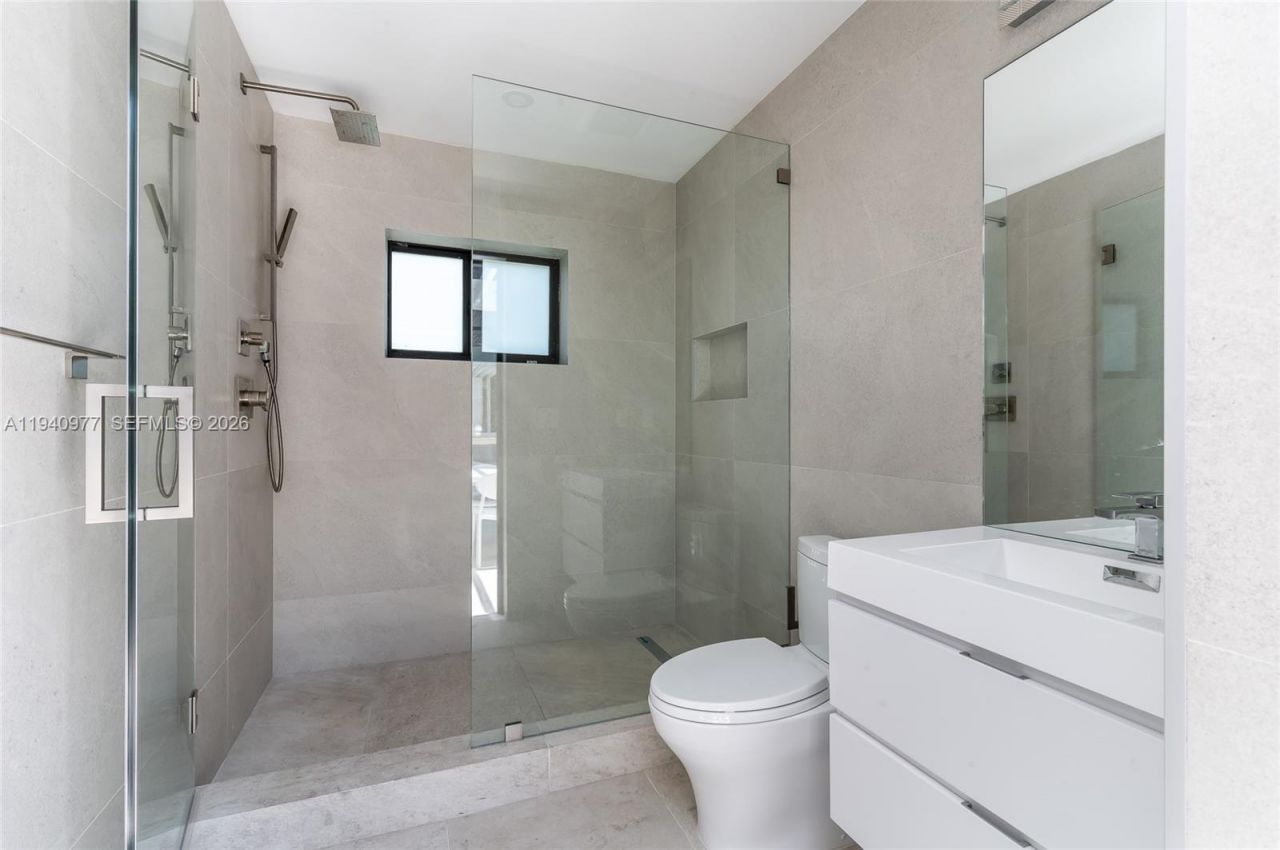 2560 NE 199th St , Miami, FL 33180 Photo