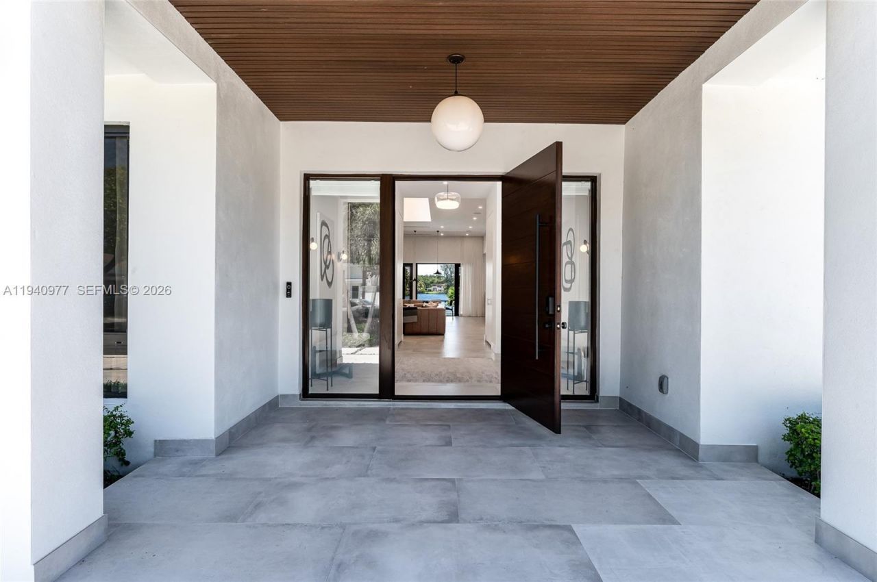 2560 NE 199th St , Miami, FL 33180 Photo