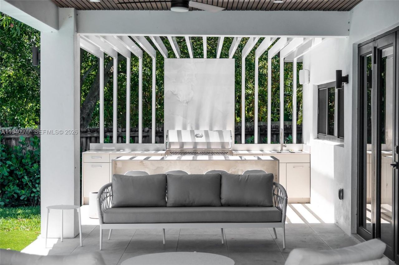 2560 NE 199th St , Miami, FL 33180 Photo