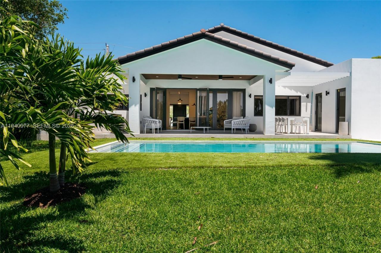 2560 NE 199th St , Miami, FL 33180 Photo