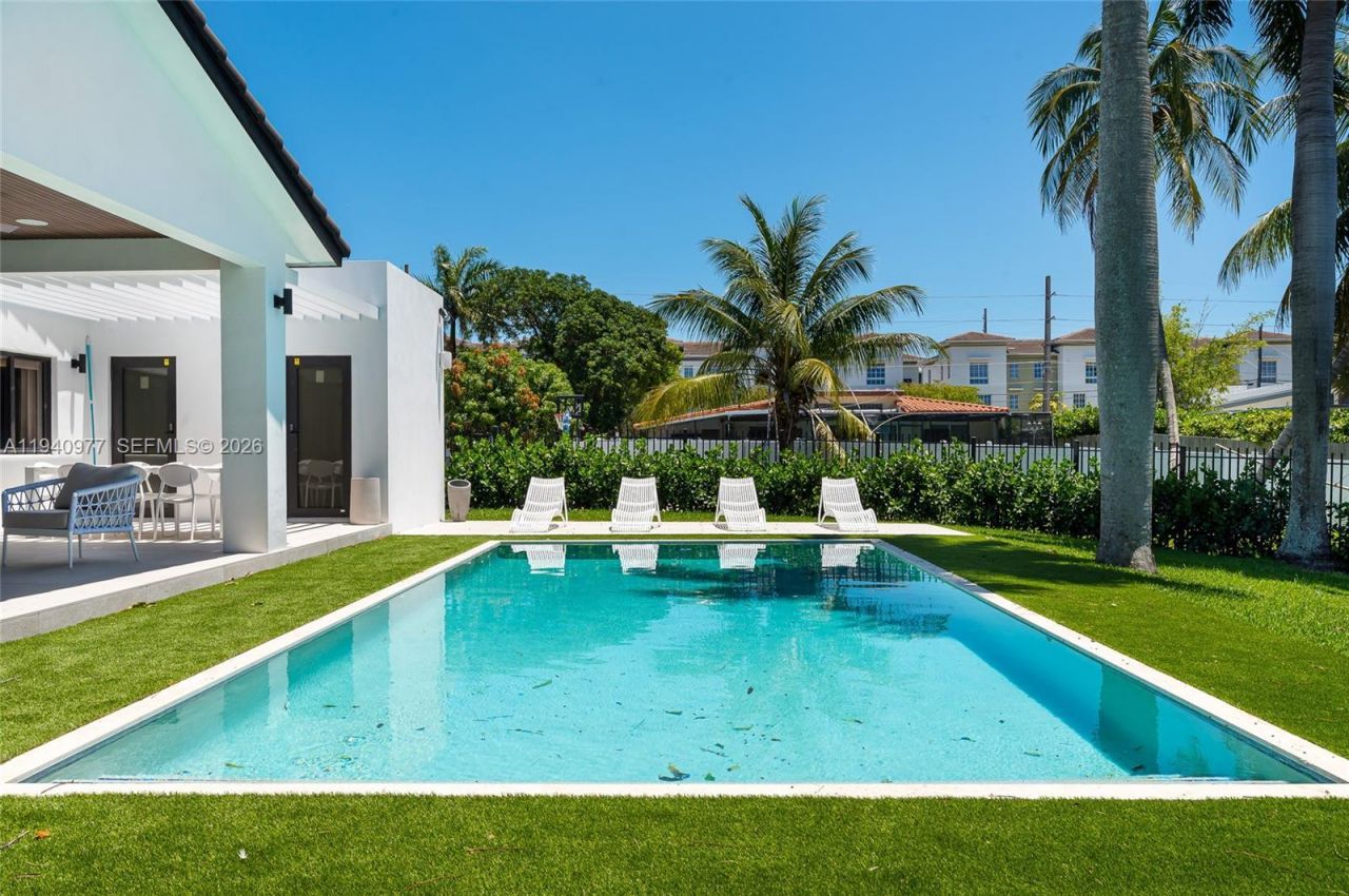 2560 NE 199th St , Miami, FL 33180 Photo