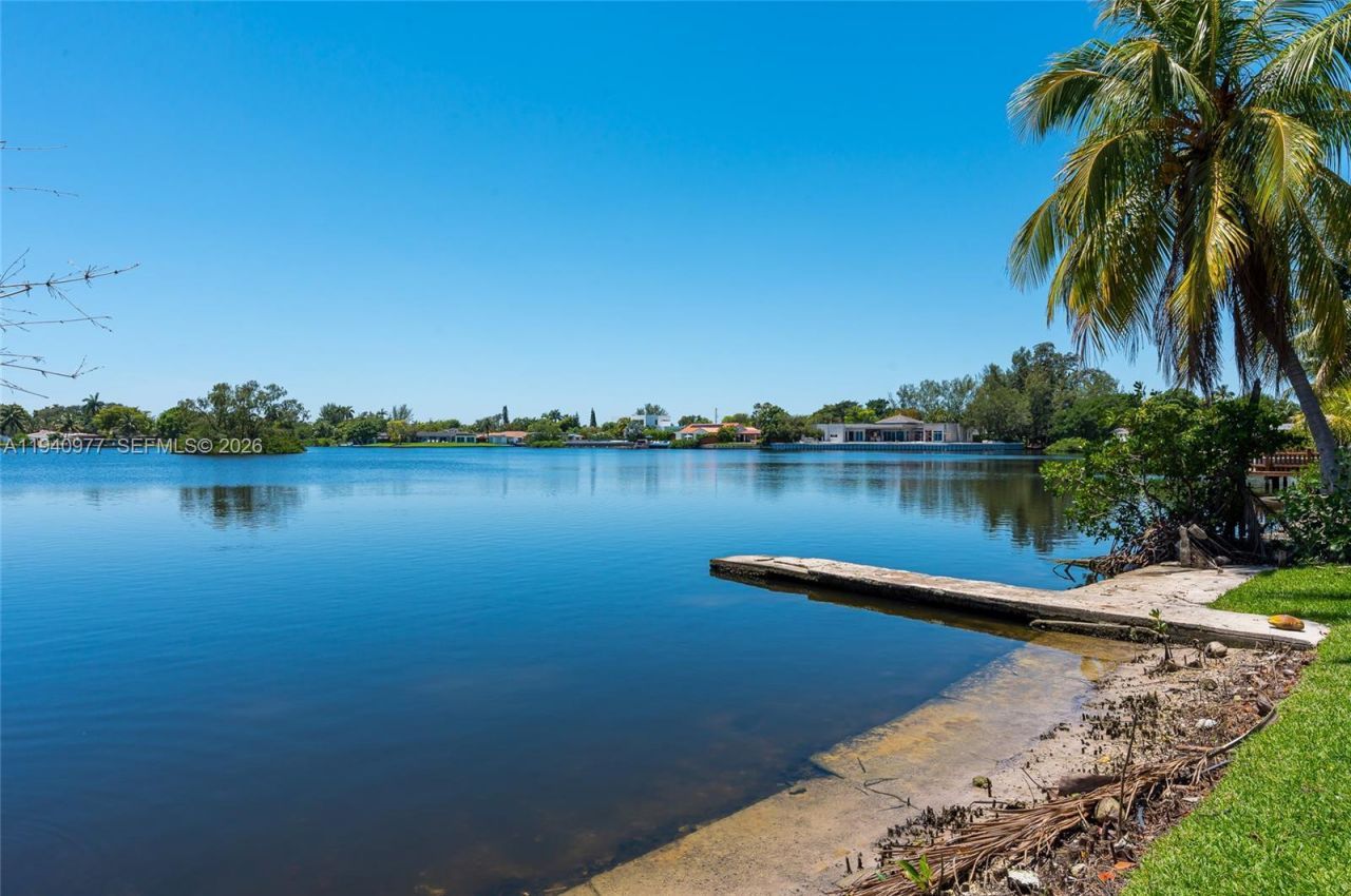 2560 NE 199th St , Miami, FL 33180 Photo