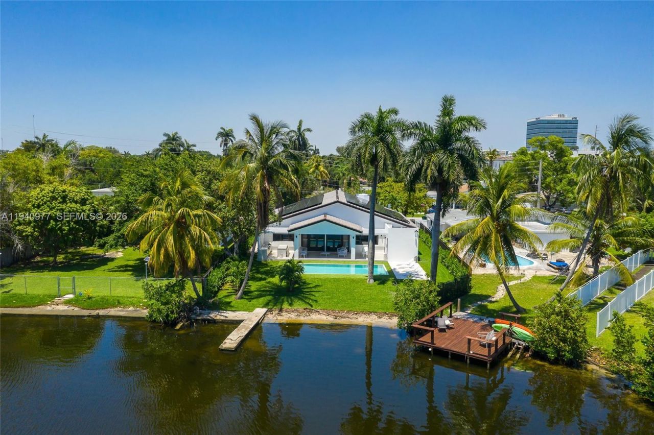 2560 NE 199th St , Miami, FL 33180 Photo