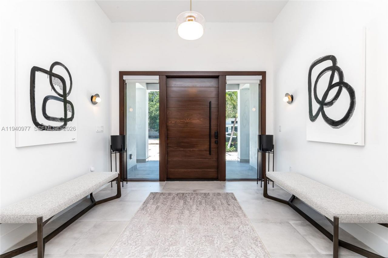 2560 NE 199th St , Miami, FL 33180 Photo