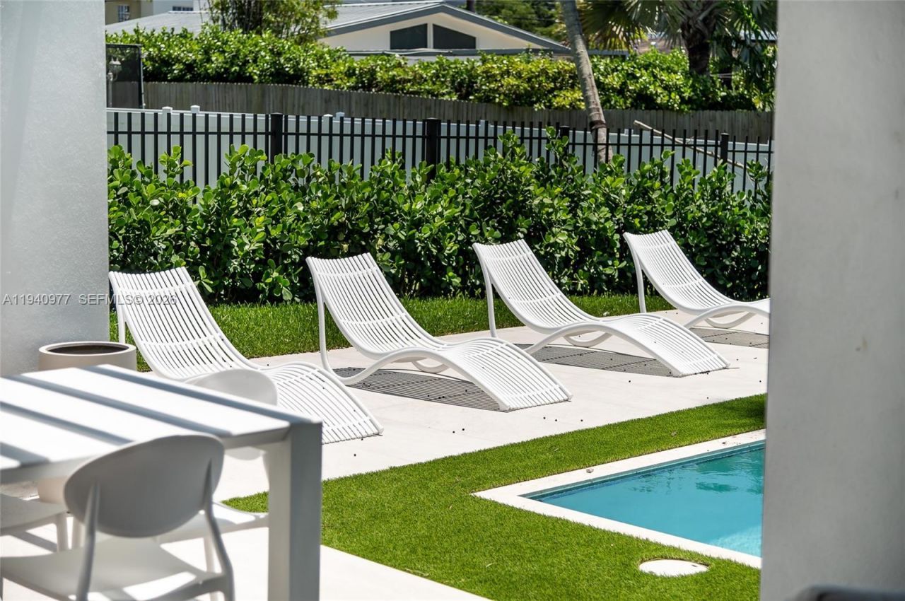 2560 NE 199th St , Miami, FL 33180 Photo