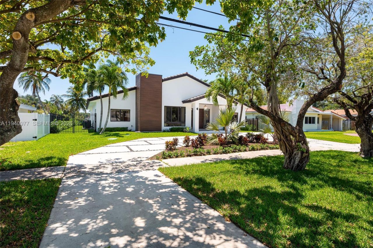 2560 NE 199th St , Miami, FL 33180 Photo