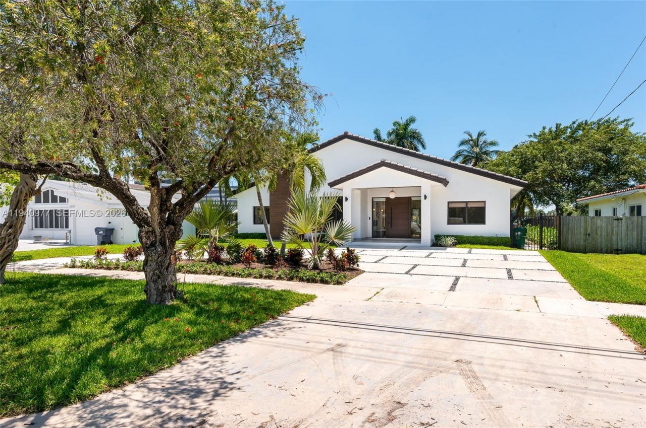 2560 NE 199th St , Miami, FL 33180 Photo