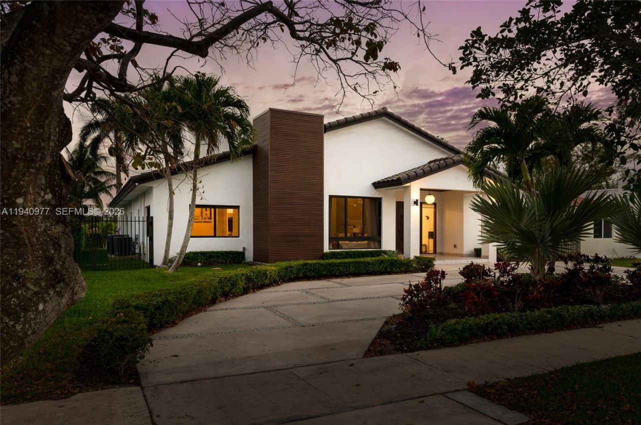 2560 NE 199th St , Miami, FL 33180 Photo