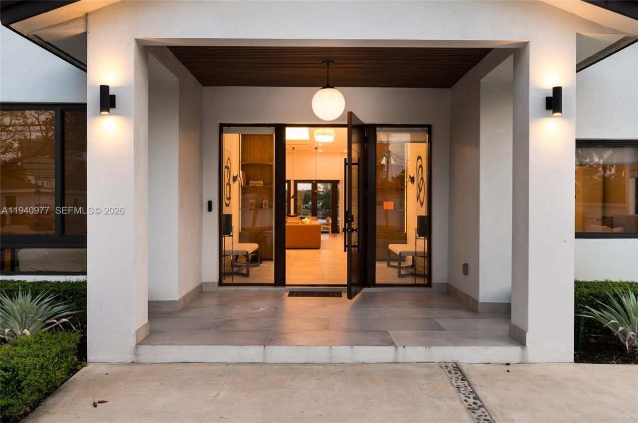 2560 NE 199th St , Miami, FL 33180 Photo