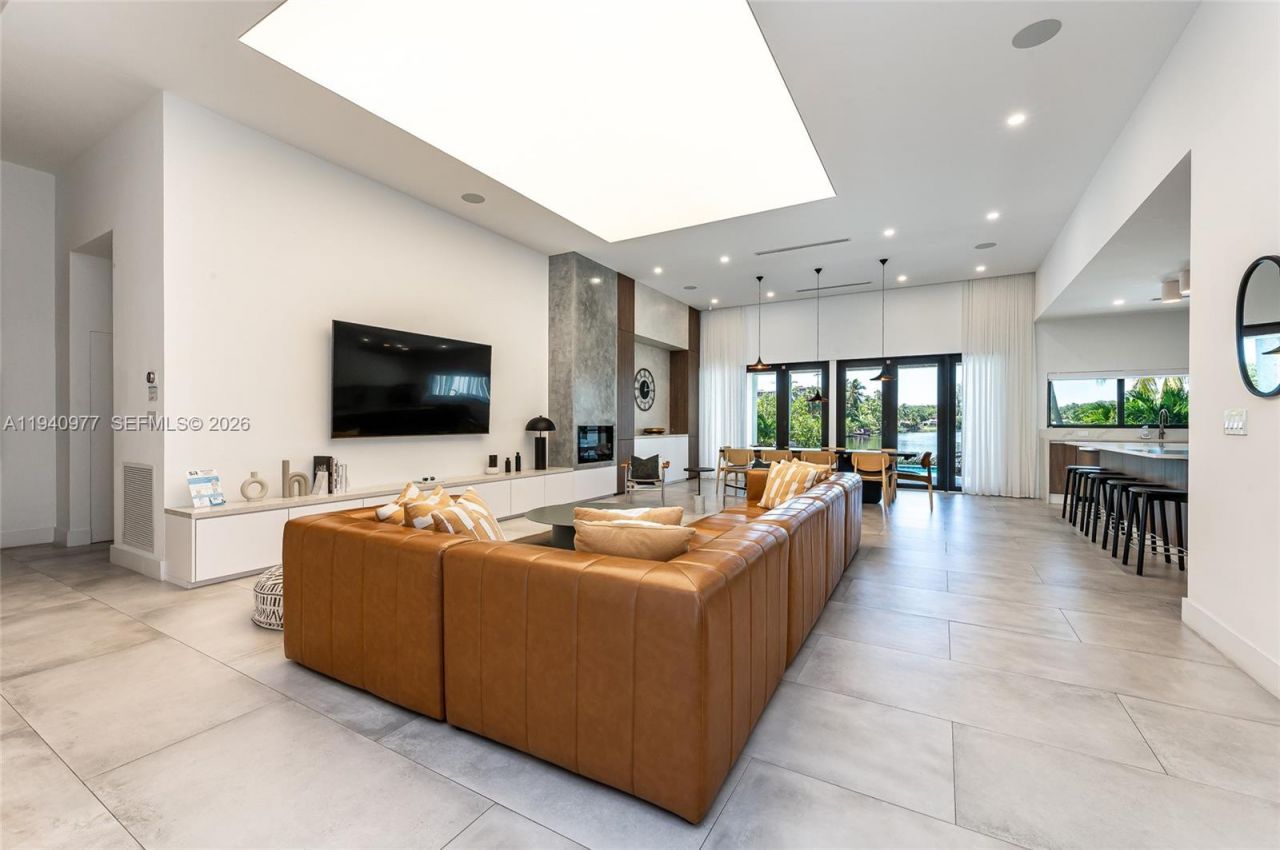 2560 NE 199th St , Miami, FL 33180 Photo