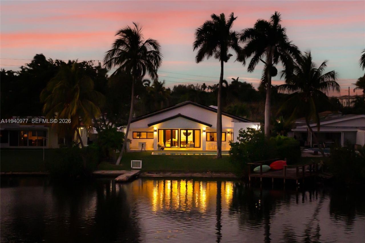 2560 NE 199th St , Miami, FL 33180 Photo