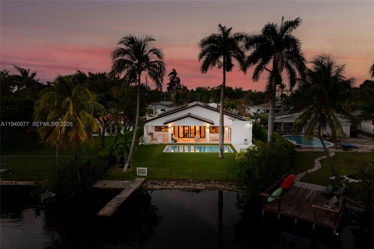 2560 NE 199th St , Miami, FL 33180 Photo