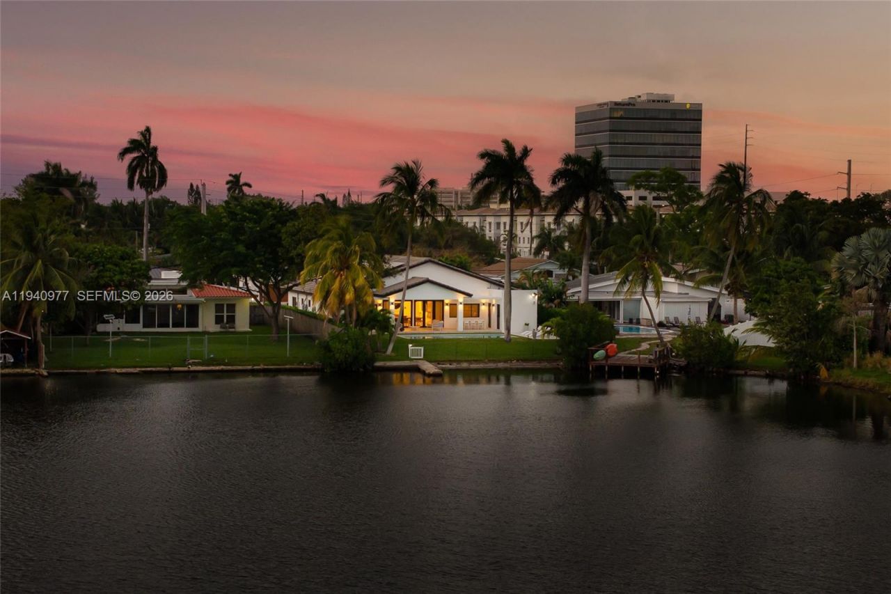 2560 NE 199th St , Miami, FL 33180 Photo