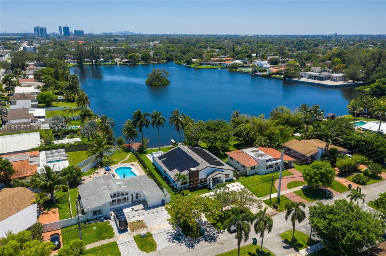 2560 NE 199th St , Miami, FL 33180 Photo