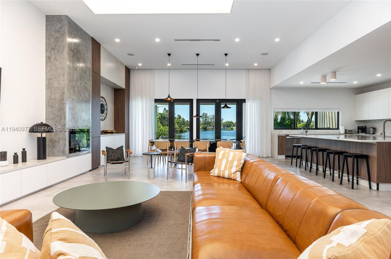 2560 NE 199th St , Miami, FL 33180 Photo