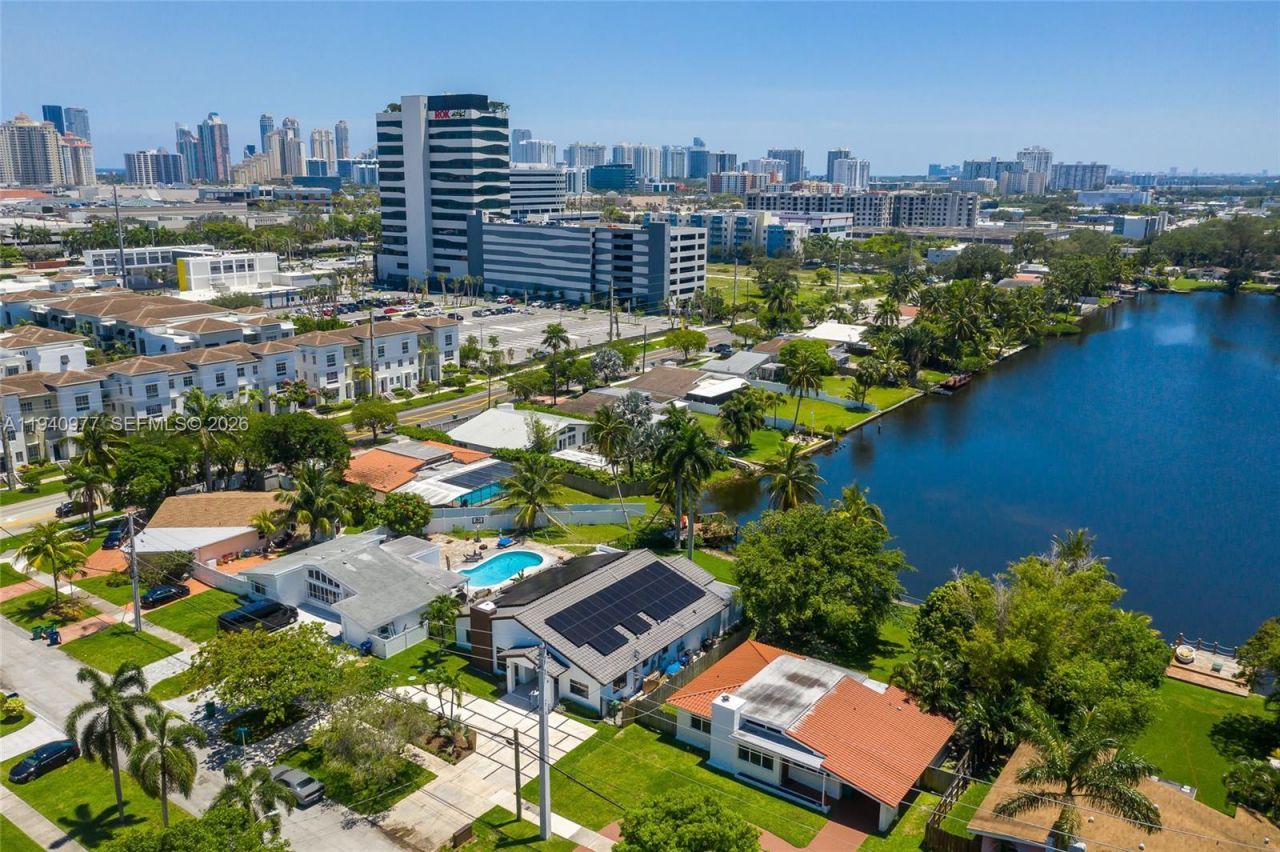 2560 NE 199th St , Miami, FL 33180 Photo