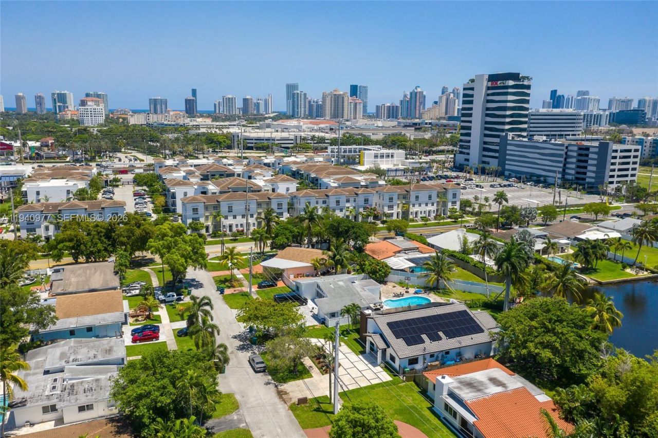 2560 NE 199th St , Miami, FL 33180 Photo