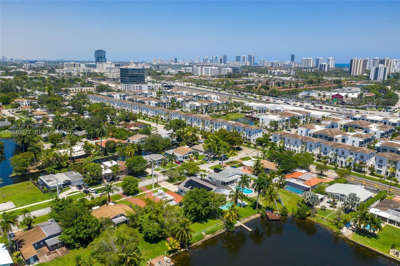 2560 NE 199th St , Miami, FL 33180 Photo