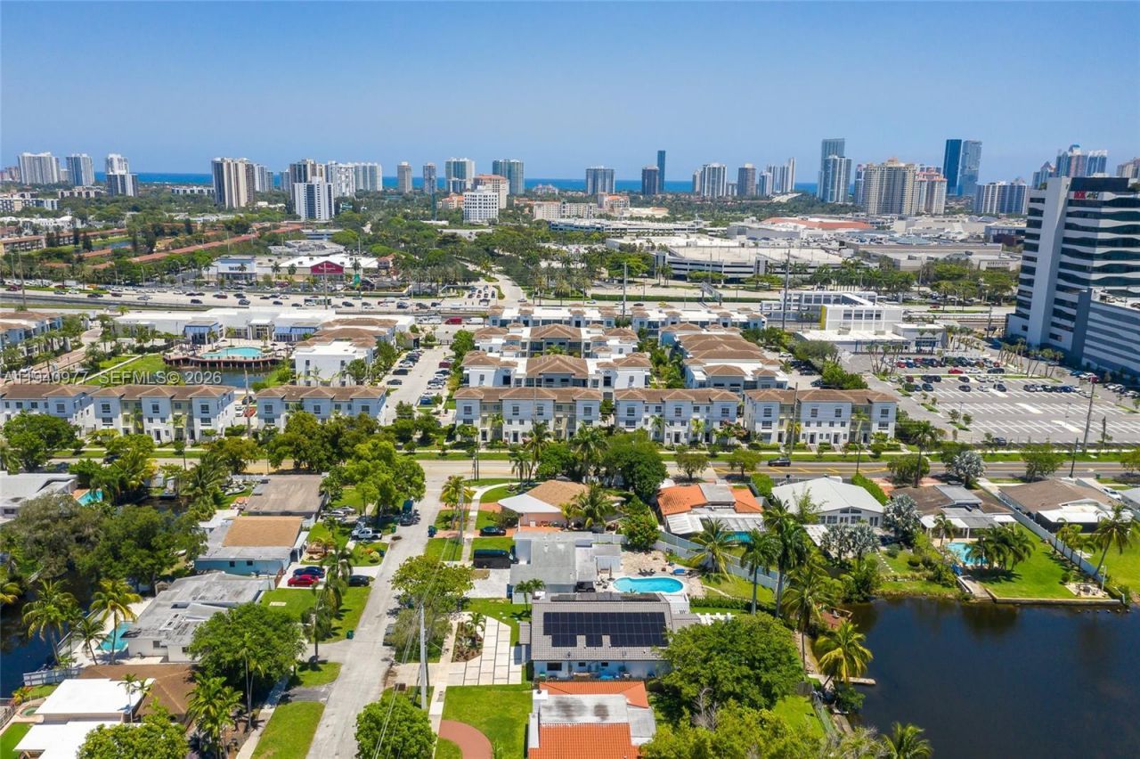 2560 NE 199th St , Miami, FL 33180 Photo