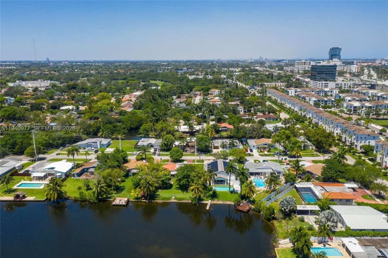 2560 NE 199th St , Miami, FL 33180 Photo