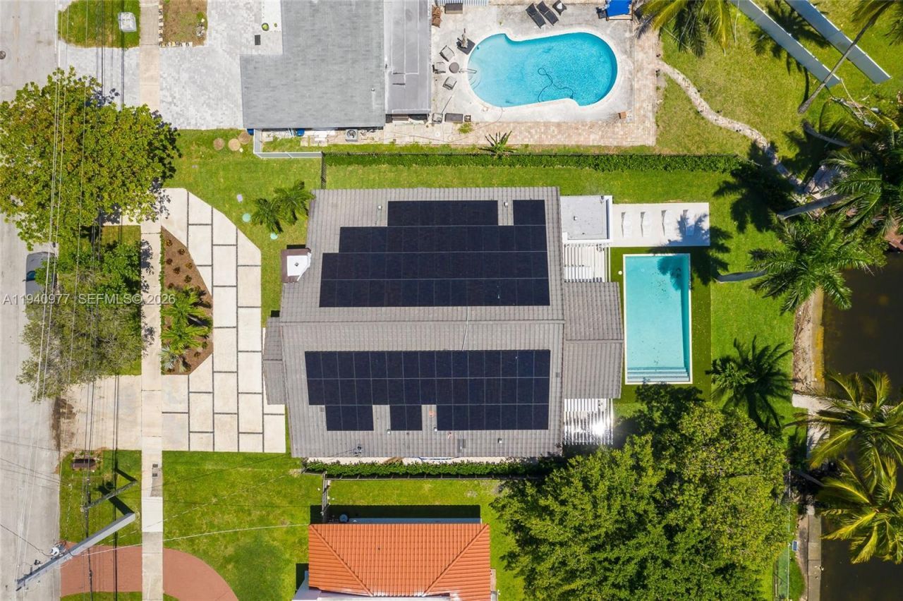 2560 NE 199th St , Miami, FL 33180 Photo