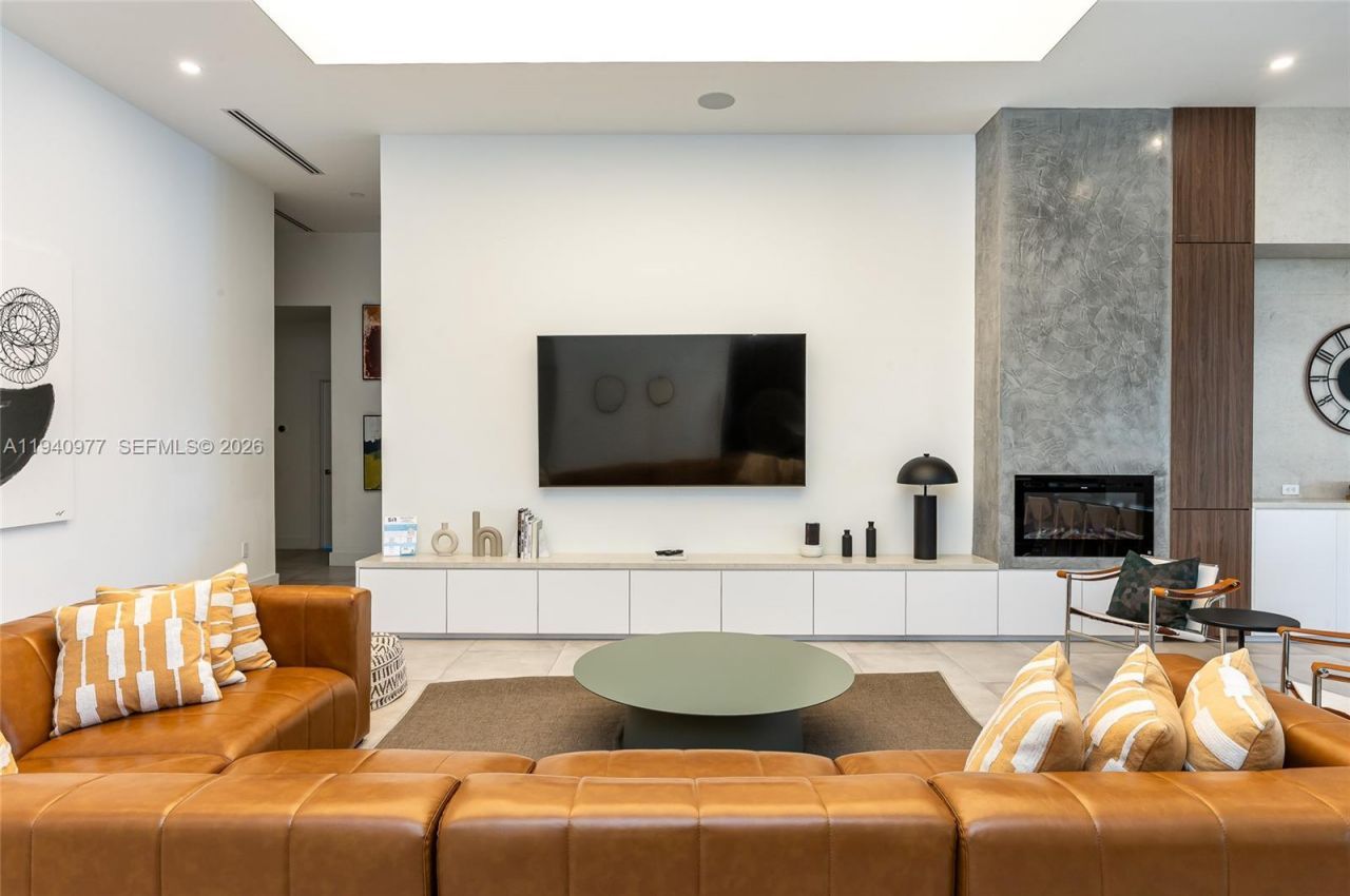 2560 NE 199th St , Miami, FL 33180 Photo