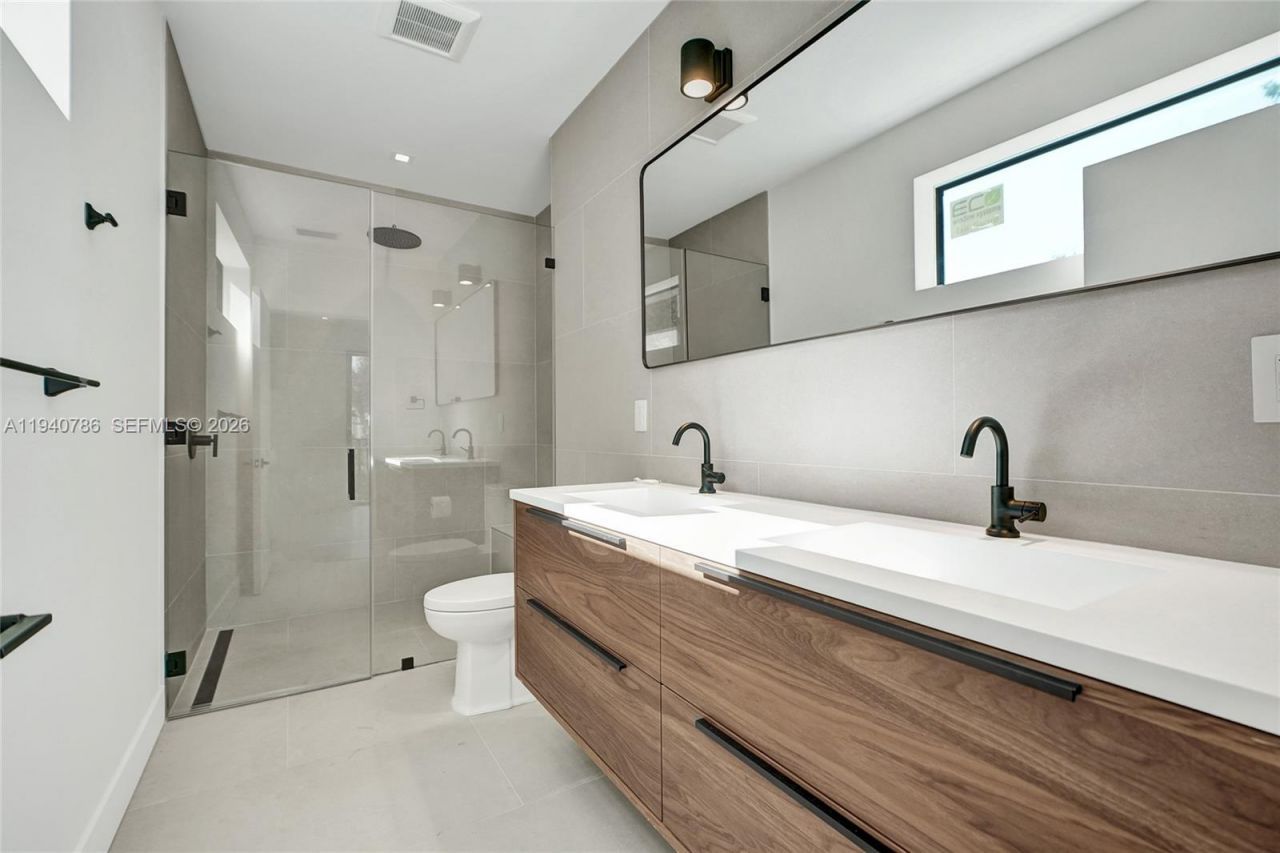 3073 Hibiscus St., Miami, FL 33133 Photo