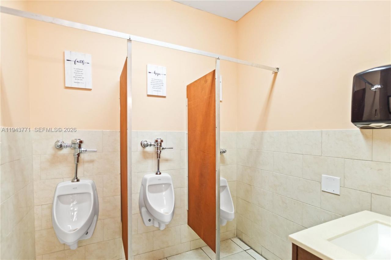 2025 N Dixie Hwy, Pompano Beach, FL 33060 Photo