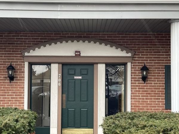 706 E Algonquin Road, Unit 204, Arlington Heights, IL 60005