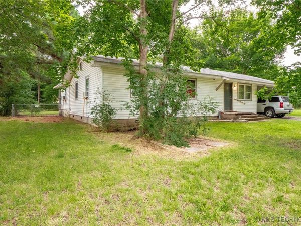 809 Carbon Avenue, Hartshorne, OK 74547