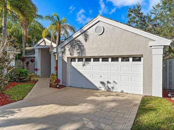 11 Admirals Court, Palm Beach Gardens, FL 33418