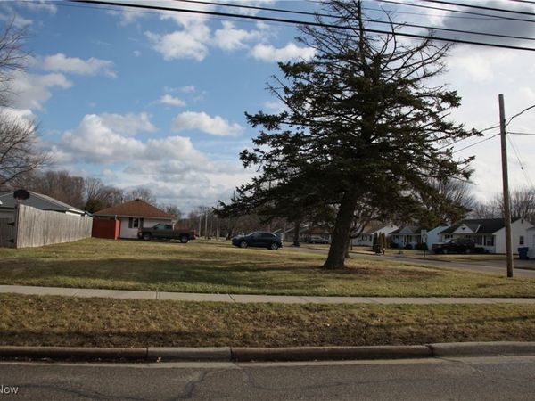 923 Lake Breeze Road, Sheffield Lake, OH 44054